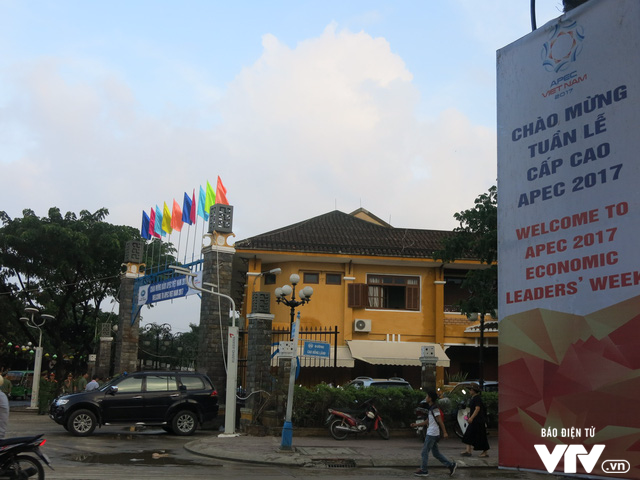 Sáng 11/11, trong khuôn khổ Tuần lễ Cấp cao APEC 2017, Phu nhân Chủ tịch nước Nguyễn Thị Hiền chủ trì chương trình của Phu nhân/Phu quân của các nhà Lãnh đạo kinh tế APEC/Trưởng đoàn các nền kinh tế APEC tham quan phố cổ Hội An. Ảnh: Phố cổ Hội An chào mừng Tuần lễ Cấp cao APEC 2017 với băng rôn, khẩu hiệu trên nhiều tuyến phố.