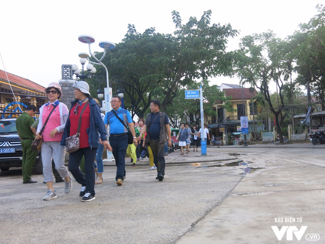 Du khách vẫn tham quan bình thường ở khu phố cổ, tuy nhiên một số khu vực quanh quảng trường sẽ bị hạn chế.