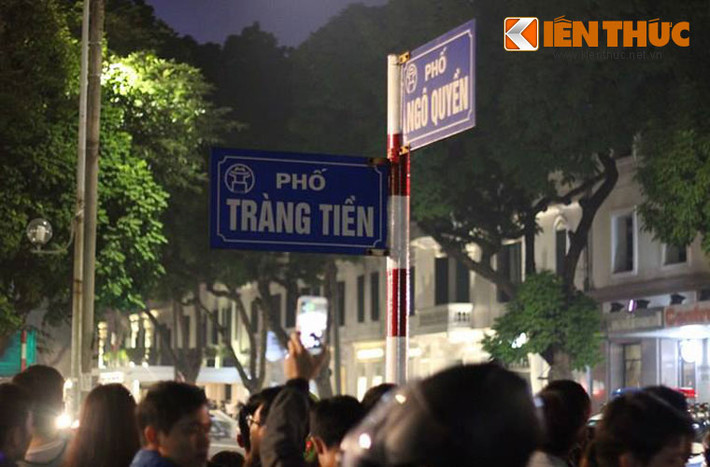 Lúc 20h trên phố Tràng Tiền, biết tin Tổng thống Donald Trump đến Hà Nội, hàng nghìn người dân tập trung dọc hai bên phố để chào đón, mong muốn tận mắt nhìn thấy vị Tổng thống Mỹ.