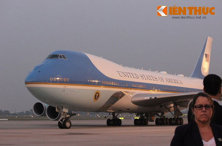 Chiếc Air Force One lăn vào khu vực đỗ với xe thang đã chờ sẵn.