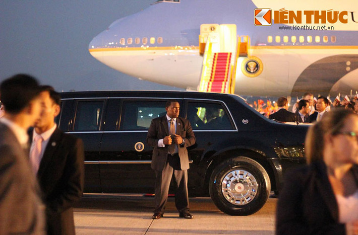 Trưa cùng ngày, Tổng thống Trump sẽ chào xã giao Tổng Bí thư Nguyễn Phú Trọng và hội kiến với Thủ tướng Nguyễn Xuân Phúc. Trong ảnh, Tổng thống Donald Trump ngồi trong chiếc xe “quái thú” chuẩn bị di chuyển về trung tâm Hà Nội.