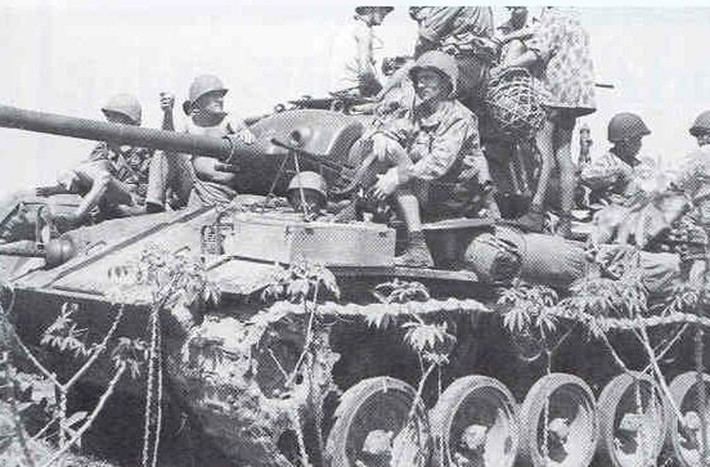Xe tăng hạng nhẹ M-24 trong chuyến hành quân tuần tra ở Bắc Bộ. Sau năm 1954, Quân đội Nhân dân Việt Nam đã thu giữ được một số lượng nhỏ số tăng M-24 ở Điện Biên Phủ và tái sử dụng để huấn luyện.