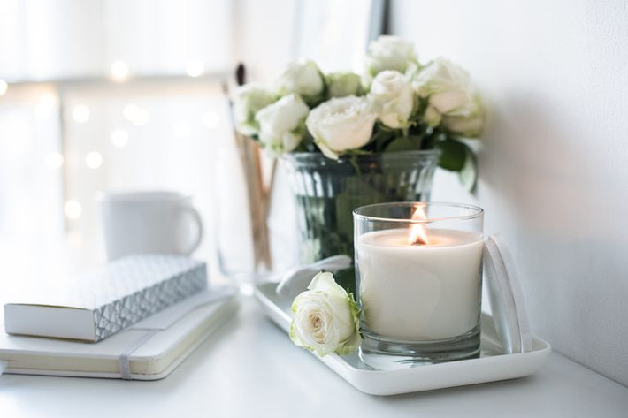 Thắp nến thơm Mùi hương phù hợp có thể giúp ích cho trạng thái tinh thần của bạn, và theo nghiên cứu từ Hiệp hội Khoa học Tâm lý, mùi hương hoa làm tăng cảm giác hạnh phúc. Vì vậy, hãy đốt cây nến thơm mà bạn yêu thích, hoặc tự thưởng cho mình một vài bông hoa tươi.