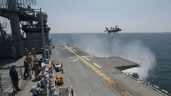 Máy bay F-35 với tính năng tàng hình ưu việt cùng số vũ khí thông minh mang theo, vì vậy có thể nói LHA-6 thậm chí mạnh hơn những tàu sân bay hạng trung.