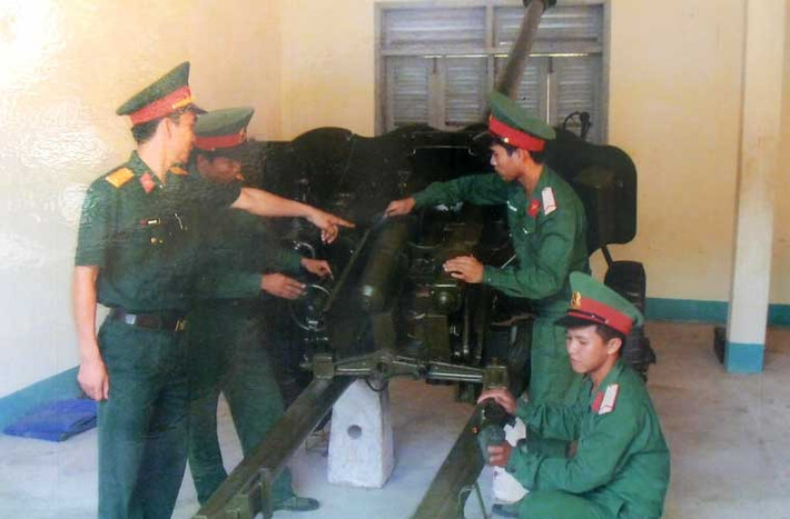 Cán bộ, chiến sĩ Đại đội 90 bảo dưỡng khẩu pháo D44 85mm.