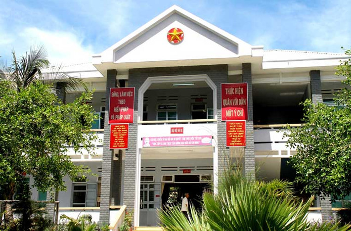 Đại đội hỗn hợp 90 (HH90) hiện là đơn vị chủ lực làm nhiệm vụ bảo vệ đảo Hòn Tre, đảo lớn nhất nằm trong vịnh Nha Trang. Đảo có diện tích trên 3.000 ha, cách thành phố Nha Trang 5 km về phía Đông và cách cảng Cầu Đá 3,5 km, cư dân chủ yếu là khách du lịch và ngư dân. Trong ảnh là khu vực làm việc của cán bộ chỉ huy Đại đội HH90.