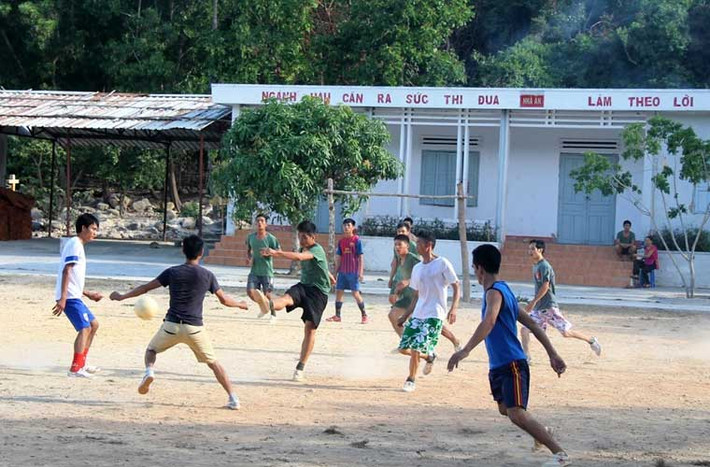 Chiến sĩ Đại đội HH90 chơi đá bóng sau giờ huấn luyện.