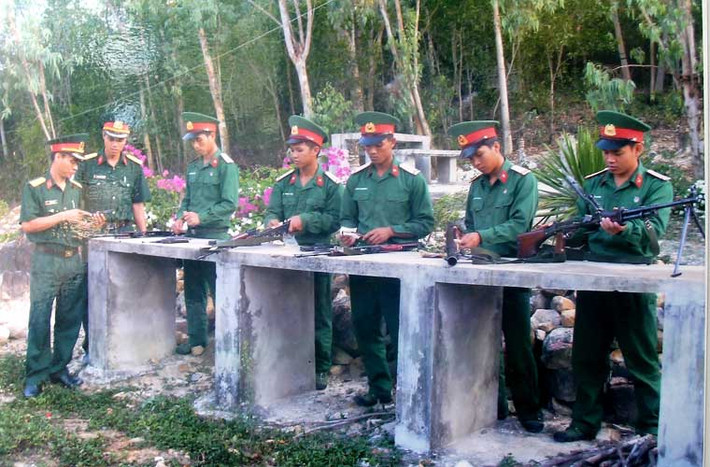 Cán bộ chiến sĩ Đại đội HH90 trong giờ bảo quản vũ khí khí tài.