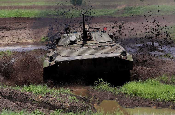 Dù cuộc thi tank biathlon 2015 tổ chức trên các cỗ xe tăng chiến đấu chủ lực, nhưng các kíp lái Nga thường xuyên sử dụng xe chiến đấu bộ binh BMP-2 trong quá trình huấn luyện chuẩn bị.