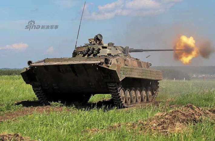 Pháo 2A42 30mm của xe BMP-2 nã đạn vào mục tiêu giả định.