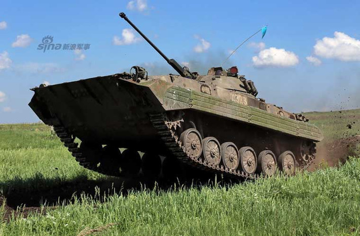 Xe chiến đấu bộ binh BMP-2 như bay khỏi mặt đất khi tăng tốc độ.