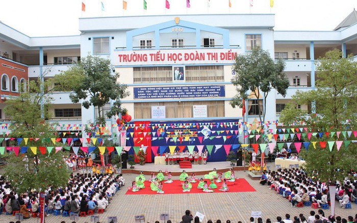 Sống cuộc đời ngắn ngủi và thăng trầm, nhưng sinh thời nữ sĩ Đoàn Thị Điểm được đánh giá là bậc nhất về sắc đẹp lẫn tài văn bên cạnh Hồ Xuân Hương, Bà Huyện Thanh Quan và Sương Nguyệt Anh.