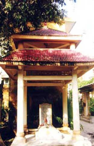 Đáng tiếc, hôn nhân vừa thành, Nguyễn Kiều phải đi sứ Trung Quốc ba năm. Khi về ông được cử làm Tham thị ở Nghệ An. Nữ sĩ cùng đi với chồng, nhưng trên đường đi, bà bị cảm nặng, chạy chữa không khỏi, mất ở Nghệ An vào ngày 11/9 năm Mậu Thìn (1748), lúc 43 tuổi.