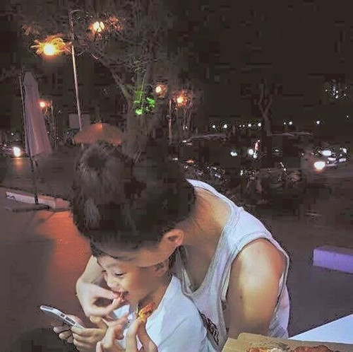 Hồ Ngọc Hà giản dị bên con trai. Trước đó, cùng với trang phục trên, một người bạn của Hồ Ngọc Hà cũng đã chia sẻ hình ảnh cô sinh nhật sớm với con trai cùng lời chúc: "Sinh nhật tại lớp của anh ấy. Anh ấy thích bánh sinh nhật hình wall E và minions. Các bạn nhỏ thích thú và ngạc nhiên. Chúc Subeo ăn thật nhiều, chóng lớn, ngoan ngoãn, thông minh học thật giỏi nhé. Thêm một tuổi nữa rồi... anh ấy của tôi".