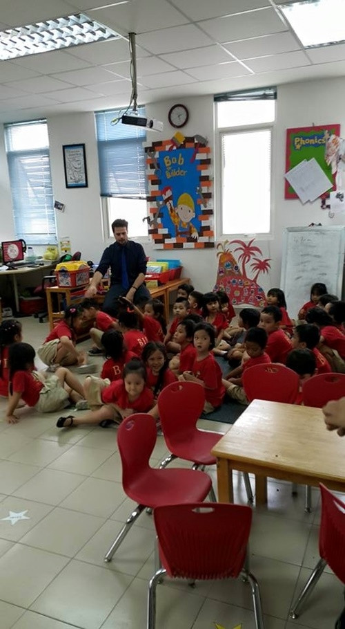 Subeo bên bạn bè mừng sinh nhật.