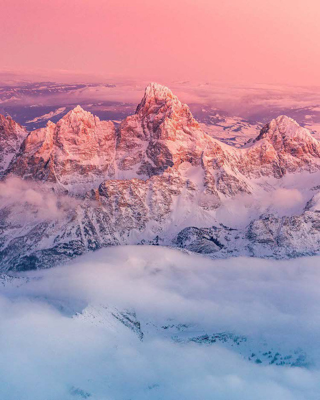 Sắc màu tuyệt đẹp của những rặng núi đá Grand Teton vượt lên khỏi những tầng mây.