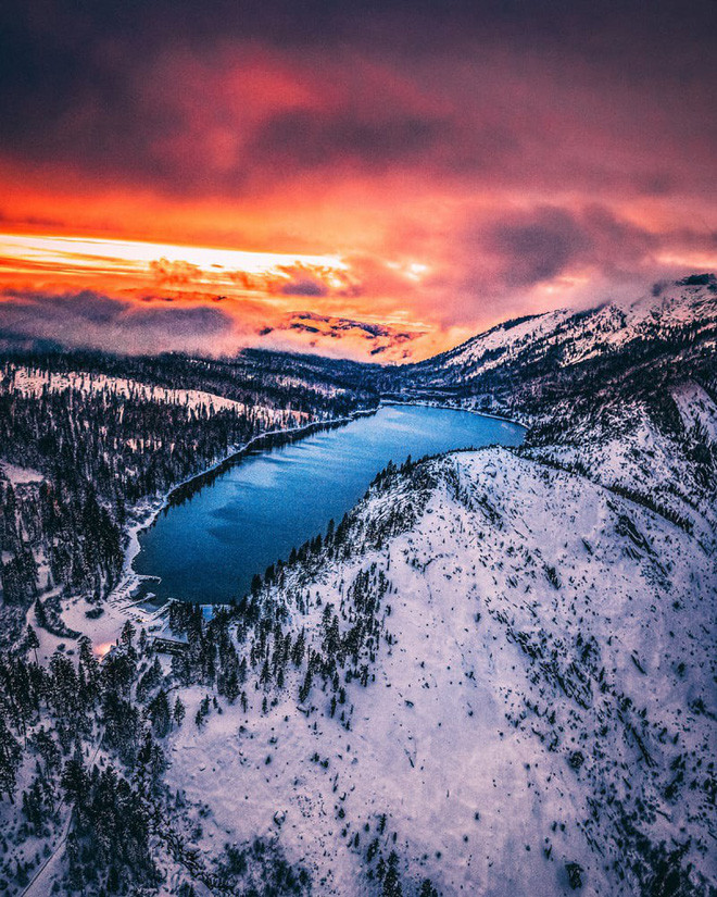 Hồ Tahoe, trên biên giới của California và Nevada.
