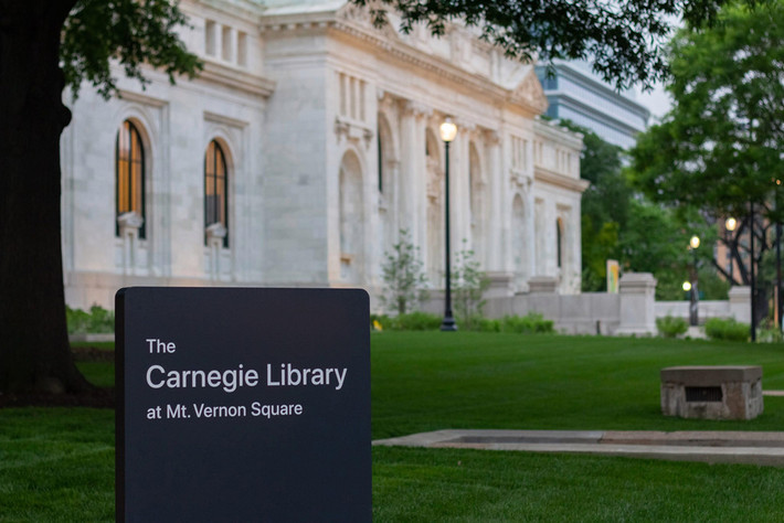 Nằm ở quảng trường Mount Vernon và được bao bọc bởi không gian xanh mát mẻ, Carnegie Library là một công trình cổ kính nhưng hài hòa với khung cảnh hiện đại. Apple đã hợp tác với công ty kiến trúc trứ danh Foster + Partners để hoàn thiện thiết kế và được đội ngũ chuyên gia Beyer Blinder Belle đảm bảo trong khâu phục dựng.