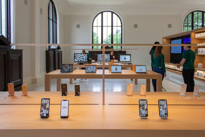 Một dãy Apple Watch được đặt liền kề cửa sổ hình mái vòm đã được phục dựng. iMac được trưng bày trên những chiếc bàn gỗ thường xuất hiện trong các Apple Store khắp thế giới. Một dãy đèn LED nhỏ được trang trí trên mỗi bàn trưng bày nhằm gia tăng sự sang trọng.