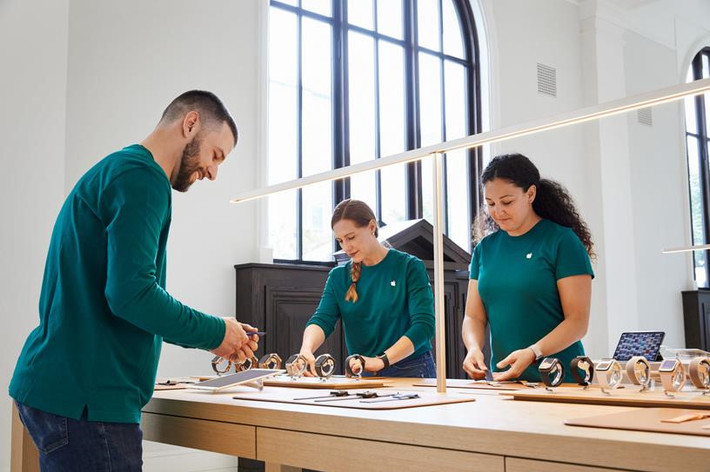 Để phục vụ tại cửa hàng đặc biệt này, Apple đã sắp xếp gần một nửa nhân viên là người sống tại Washington. Đội ngũ nhân viên có thể sử dụng tổng cộng 27 thứ tiếng, trong đó có 20 người nói được ngôn ngữ ký hiệu Mỹ (ASL).