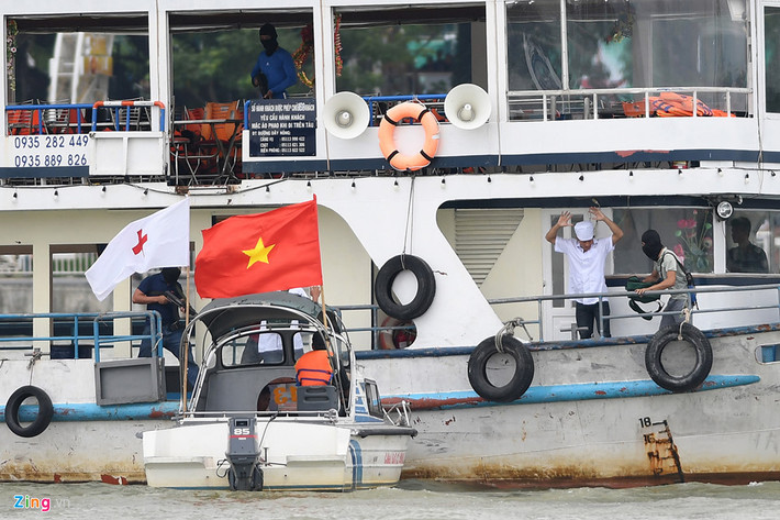 Cùng lúc, hai chiến sĩ cảnh sát đặc nhiệm giả trang làm nhân viên y tế lên tàu mang theo các thiết bị ghi âm, ghi hình gửi về trung tâm chỉ huy để nắm bắt được tình hình bên trong khoang tàu.
