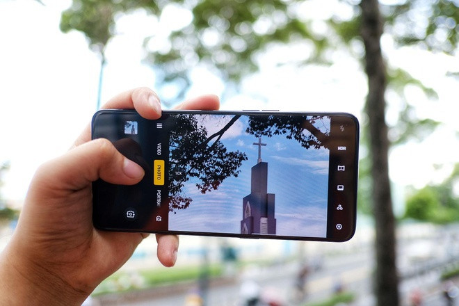 Máy sở hữu màn hình tràn viền kích thước 6,6 inch, Full HD. Model này được trang bị hệ thống 3 camera sau gồm 48 MP, 13 MP và 8 MP, khả năng zoom lai 10x. Bên cạnh đó, thiết bị có camera selfie dạng "vây cá mập" ẩn dưới đỉnh máy. Reno 10X Zoom dùng viên pin có dung lượng 4.065 mAh, sạc siêu nhanh VOOC 3.0.