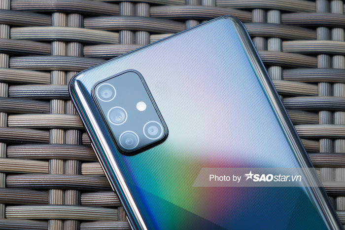 Bốn camera sau trên Samsung Galaxy A71 được bố trí trong một cụm hình chữ nhật có độ lồi lên nhẹ. Cụm camera này nằm ở góc trên bên trái màn mặt lưng. Nó bao gồm camera Macro chụp cận cảnh 5 MP (f/2.4), camera chính 64 MP (f/1.8), camera góc siêu rộng 123 độ 12 MP (f/2.2) và camera đo độ sâu trường ảnh 5 MP (f/2.2).