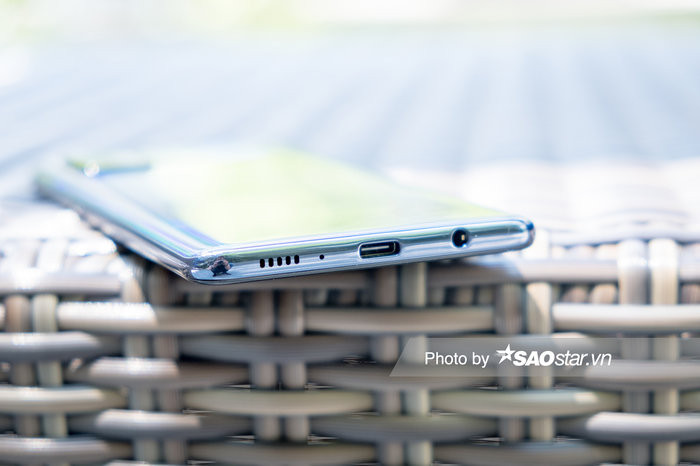 Samsung Galaxy A71 có cổng kết nối USB-Type C. Điểm cộng của máy nằm ở việc nó vẫn còn jack cắm tai nghe truyền thống 3,5 mm. Samsung đã loại bỏ cổng kết nối truyền thống này trên một số thiết bị mới gần đây.