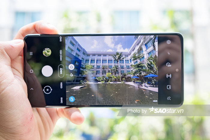Máy có nhiều điểm nhấn ở cụm camera sau với nhiều chế độ chụp hình khác nhau. Trải nghiệm nhanh cho thấy chất lượng ảnh chụp của Samsung Galaxy A71 có màu sắc và độ chi tiết tốt. Camera góc rộng 123 độ đáp ứng được nhu cầu chụp hình phong cảnh của người dùng.