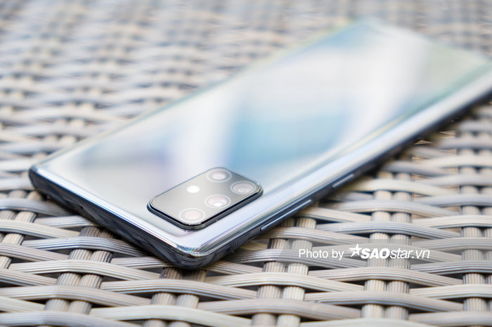 Mặt lưng chiếc Samsung Galaxy A71 cấu thành từ nhựa nên có trọng lượng khá nhẹ. Máy được thiết kế cứng cáp, chắc chắn cộng hưởng với lối thiết kế với mặt lưng cong vát về hai sườn cũng làm giảm cảm giác cấn tay cho người dùng khi sử dụng.