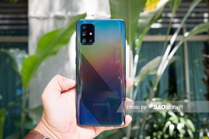 Ở mặt lưng, người dùng có mặt lưng chuyển sắc với các hoạ tiết vân sọc và mặt cắt kim cương khá thú vị. Phiên bản chúng tôi đang thực hiện trên tay có thân máy màu xanh. Samsung Galaxy A71 còn có thêm phiên bản màu xám và màu đen.