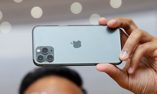 Thời đại công nghệ 4.0, để có thể "sống ảo cực chất" dịp Tết, bạn chắc chắn không thể thiếu đi "cánh tay đắc lực" là những chiếc điện thoại chụp ảnh đẹp nhất này. Vậy đâu là chiếc smartphone chụp ảnh đẹp nhất? Chắc chắn chúng ta không thể không nhắc tới iPhone 11 Pro Max mới nhất của Apple. Đây là sản phẩm nổi bật nhất trong danh sách iPhone ra mắt năm 2019. iPhone 11 Pro nâng cấp mạnh công nghệ camera với hệ thống ba camera ở mặt sau, gồm một camera thường 12 MP (f/1.8) hỗ trợ chống rung quang học; một camera siêu rộng 12 MP (f/2.4) với góc nhìn 120 độ; và một camera tele 12 MP (f/2.0) hỗ trợ chụp góc rộng và chụp ảnh chân dung rất chân thật. Do đó, chắc chắn bạn sẽ có được những bức ảnh thật đẹp dịp Tết.