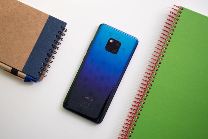 3. Huawei Mate 20 Pro Với chiếc smartphone này, Huawei tiếp tục hợp tác với Leica để tạo ra cụm 3 camera ấn tượng trên Mate 20 Pro. Trong đó camera chính góc siêu rộng 20 megapixel, f/2.2, có thể lấy nét ở khoảng cách 2,5 cm với chế độ super-macro. Kết hợp camera 40 megapixel góc thường, f/1.8 và cuối cùng là camera 8 megapixel zoom 3X, f/2.4. Camera của Mate 20 Pro tích hợp công nghệ AIS (chống rung bằng AI) giúp giảm thiểu tình trạng rung, hỗ trợ chụp ảnh thiếu sáng. Công nghệ AI có khả năng nhận diện hơn 1.500 khung cảnh khác nhau, tự động tối ưu hóa chất lượng ảnh để đạt được chất lượng tốt nhất, công nghệ Super HDR ghép tối đa 10 ảnh RAW để tạo ra một tấm ảnh với độ tương phản động cao. Đặc biệt bên cạnh khả năng chụp ảnh xóa phông, Mate 20 Pro là thiết bị duy nhất trong danh sách này có khả năng quay video xóa phông với hiệu ứng tách biệt màu sắc chủ thể khỏi phông nền như được quay bằng máy quay phim chuyên dụng.