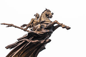 Hình ảnh những dũng tướng trên lưng ngựa phi nước đại ra sa trường là biểu tượng của sức mạnh, sự thần tốc và lòng kiêu hãnh. Từ cổ chí kim, nhiều võ tướng, danh tướng luôn được tái hiện rất dũng mãnh trong hình ảnh cưỡi ngựa xông pha trận mạc. Ở chiến trường, người ta coi trọng vai trò của ngựa sánh ngang với con người, ngựa được coi là chiến mã và bảo mã là sinh mệnh của võ tướng. Ảnh: Tượng đài Phù Đổng Thiên Vương của Việt Nam đang cưỡi ngựa sắt