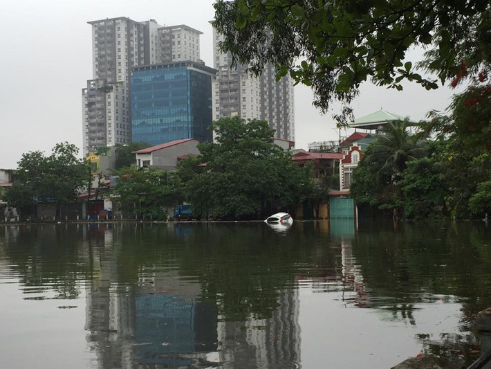 Không thể phân biệt đâu là hồ, đâu là đường ở khu vực hồ Hoàng Cầu. Ảnh: Lê Quý/Otofun