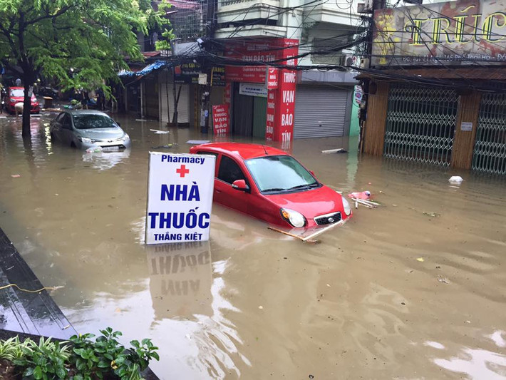 Ngõ 165, đường Thái Hà nước ngập quá bánh xe ô tô. Ảnh: Mạnh Duc Phung/Otofun