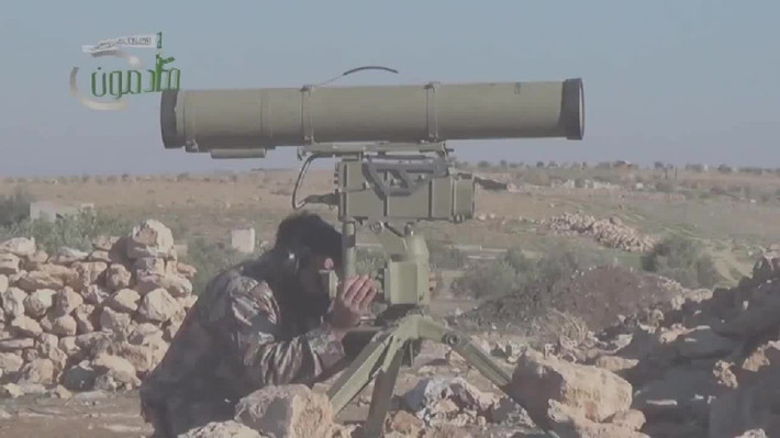 Nguồn gốc tên lửa Kornet trong tay phiến quân Syria cũng không khó đoán, nó là chiến lợi phẩm từ các kho vũ khí Quân đội Syria hoặc thu được sau các trận đánh thắng lợi. Việc để lọt Kornet vào tay phiến quân thực sự là "sơ suất" phải trả giá đắt đối với Damascus, bởi đây là loại tên lửa rất mạnh. Nguồn ảnh: oryx