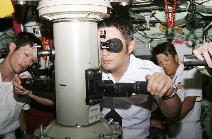 Về cảm biến, Oyashio trang bị hệ thống sonar, radar trinh sát do Nhật Bản tự thiết kế. Tuy là Sonar của nó được phỏng theo kiểu Mỹ nhưng đã cải tiến cho phù hợp với yêu cầu của Nhật Bản.