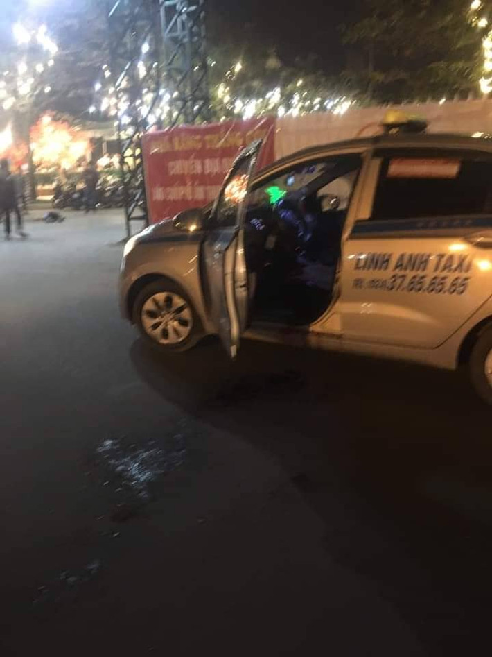 Trên ghế lái và cửa cũng như trên mặt đất vương vãi nhiều giọt máu của tài xế taxi Linh Anh.