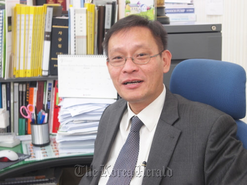 Kim Ung-Yong (IQ: 200-210)Kim Ung-yong là một kỹ sư dân dụng từng làm việc tại NASA và từng là thần đồng nhí người Hàn Quốc. Ông được ghi nhận có chỉ số IQ đạt con số 210 và là người có chỉ số IQ cao nhất thế giới theo Sách Kỷ lục Guinness. Ông bắt đầu làm việc tại Nasa lúc lên 8 tuổi.