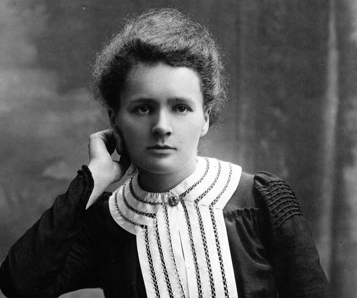 Marie Curie (IQ: 180-200)Marie Skłodowska-Curie là một nhà vật lý và hóa học người Ba Lan-Pháp, nổi tiếng về việc nghiên cứu tiên phong về tính phóng xạ. Bà là người đầu tiên vinh dự nhận được hai Giải Nobel trong hai lĩnh vực khác nhau, vật lý và hóa học.