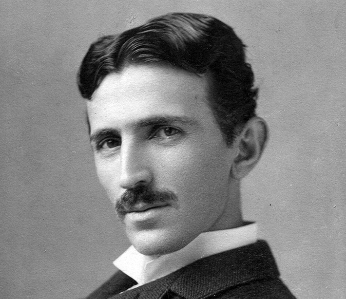 Nikola Tesla (IQ: 140-310)Nikola Tesla là một nhà phát minh, nhà vật lý, kỹ sư cơ khí và kỹ sư điện người Mỹ gốc Serb. Vì tính cách lập dị và những tuyên bố kỳ lạ và khó tin về sự phát triển của khoa học kỹ thuật, thiên tài Tesla bị cô lập và bị coi là một nhà bác học điên lúc cuối đời. Một số ý tưởng phát minh vĩ đại của ông đã không thể thực hiện được vào thời điểm ông còn sống do không có công nghệ tương ứng