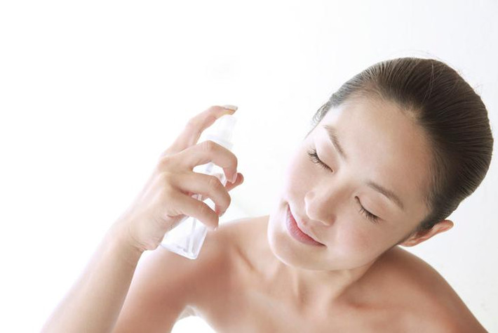 Cách trang điểm này bắt đầu với việc đắp mặt nạ trước khi ngủ vào đêm hôm trước, hoặc đắp một lớp mặt nạ ngủ dày trong 20 phút rồi lau đi. Tiếp theo, xịt khoáng để có tác dụng cấp nước tức thời, cân bằng pH, hạ nhiệt làn da, cố định phấn nền lâu phai. Xịt khoáng có tác dụng dàn trải độ ẩm đều đến tất cả khu vực trên khuôn mặt, giúp tăng độ căng mọng của làn da lên tối đa mà không sợ chảy phấn. Ảnh minh họa: Internet