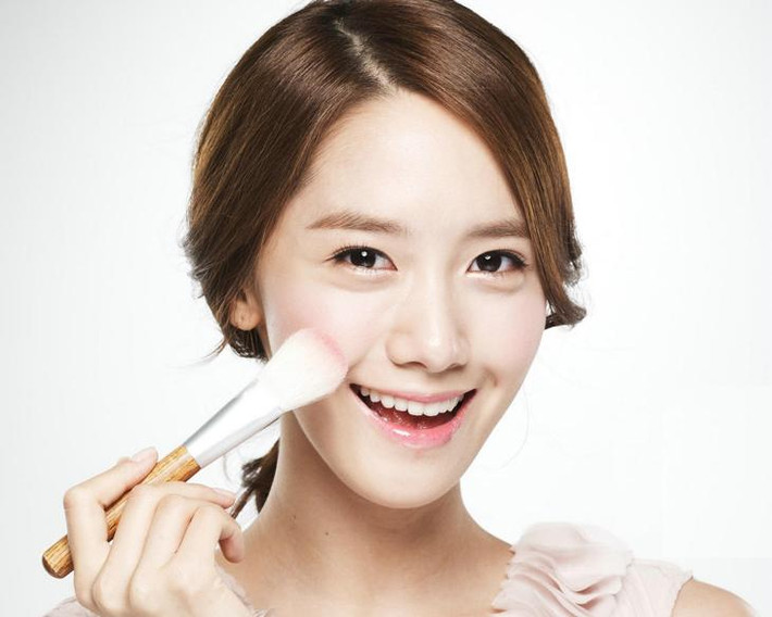Nếu bạn đã tán phấn contour/bronzer dọc theo xương gò má và quai hàm, vậy bạn sẽ không đánh phấn highlight và má hồng. Nếu bạn tô phấn highlight lên những điểm bắt sáng trên mặt (vùng chữ T và đỉnh xương gò má), vậy bạn sẽ bỏ qua bước contour và má hồng. Với cách này, bạn sẽ làm nổi bật ưu điểm của khuôn mặt một cách tự nhiên nhất. Nếu bạn bỏ qua bước 3 tạo khối, vậy hãy đánh má hồng để gương mặt bừng sáng lên nhẹ nhàng. Mỗi hình dạng khuôn mặt có vị trí và cách đánh phấn má hồng riêng. Ảnh minh họa: Internet
