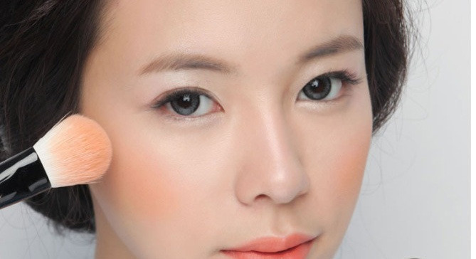 Trong vài năm trở lại đây, công thức trang điểm với tông màu rực rỡ này đã liên tục giữ vững ngôi vị hot trend, cứ đến Noel là lại được con gái châu Á thi nhau áp dụng. Ảnh minh họa: Internet