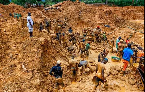 Không chỉ dân địa phương, mà nhiều người đổ về quốc gia này mỗi năm để theo đuổi giấc mộng làm giàu. Họ đều là những người lao động không có giấy phép làm việc, không có visa và giấy phép cư trú.