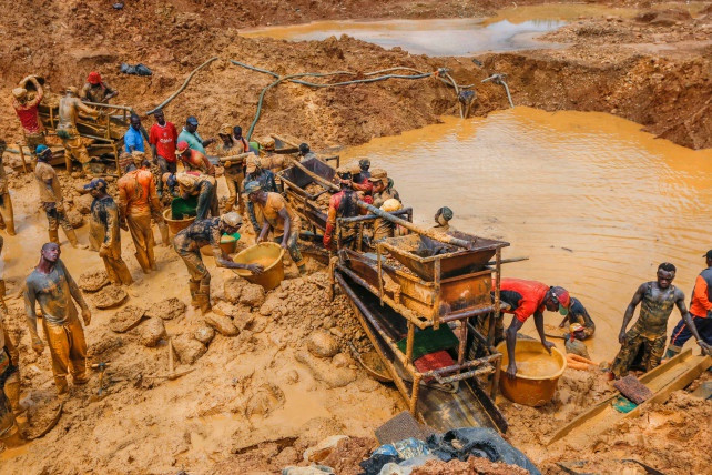 Song chính cái tên ấy lại báo hiệu thời kỳ đầy máu và nước mắt ở Ghana. Trong những năm bị đô hộ, đào và buôn vàng, song hành với bóc lột và buôn bán nô lệ đã ghi dấu một giai đoạn lịch sử đen tối của quốc gia này.