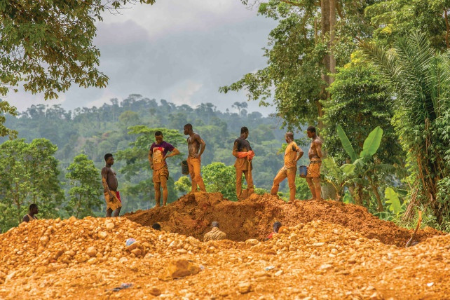 Đến năm 1957, khi Bờ biển Vàng giành độc lập từ Anh và chính thức đổi tên thành Ghana, hoạt động đào vàng vẫn giữ vị trí qua trọng. Hơn 90% sản lượng vàng quốc gia khai thác từ khu vực Ashanti, Ghana.