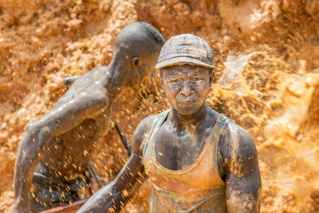 Ngoài ra, do đa số các mỏ trái phép không có nghiên cứu kỹ lưỡng về cấu trúc địa chất, phu vàng cũng thường xuyên phải đối mặt với nguy cơ tai nạn, với cái giá phải trả đôi khi là tính mạng.