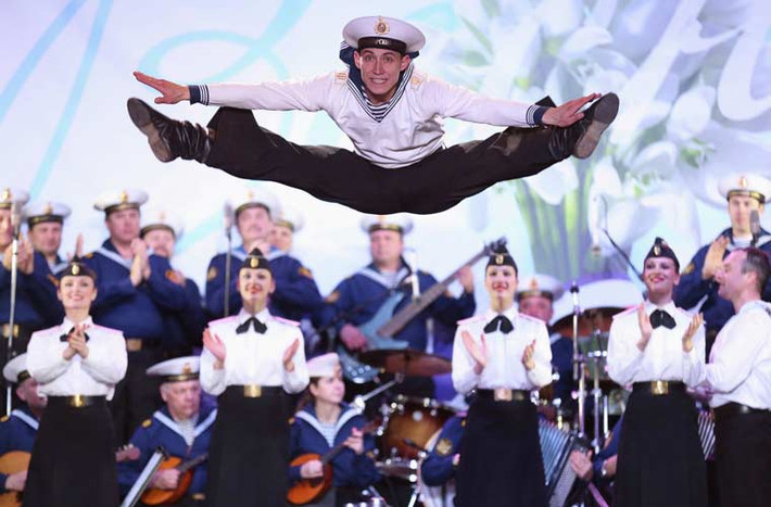 Văn công Hạm đội Biển Đen nhảy múa biểu diễn cho những người ủng hộ nước Nga tại quảng trường Lenin, thành phố Simferopol ở thời khắc lịch sử - Crimea sáp nhập về Nga.